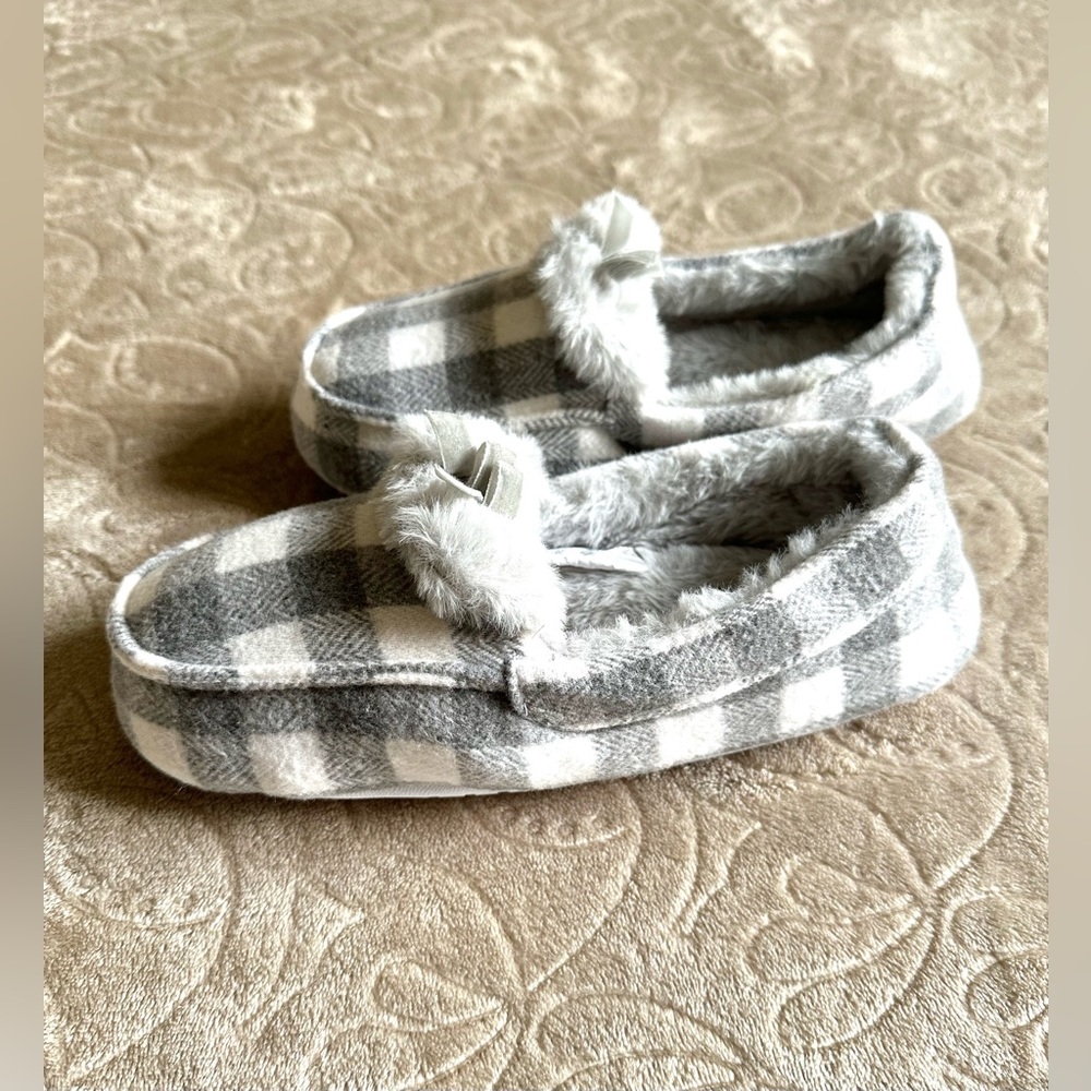 COZY SLIPPERS- WHITE AND GRAY - SIZE 7/8